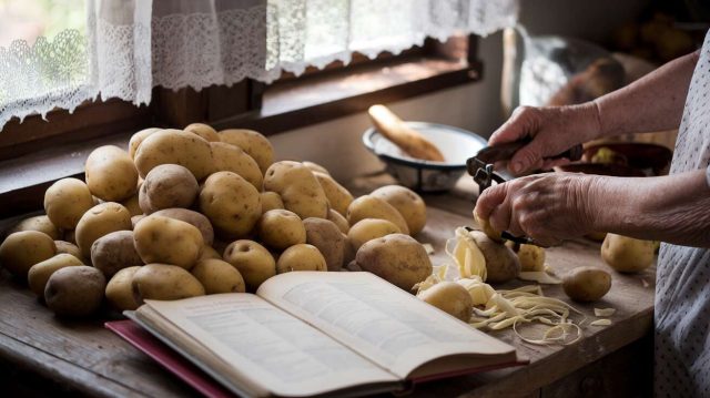 1757657299-la-methode-de-grand-mere-pour-des-pommes-de-terre-parfaites-en-un-temps-record.jpg La méthode de grand-mère pour des pommes de terre parfaites en un temps record